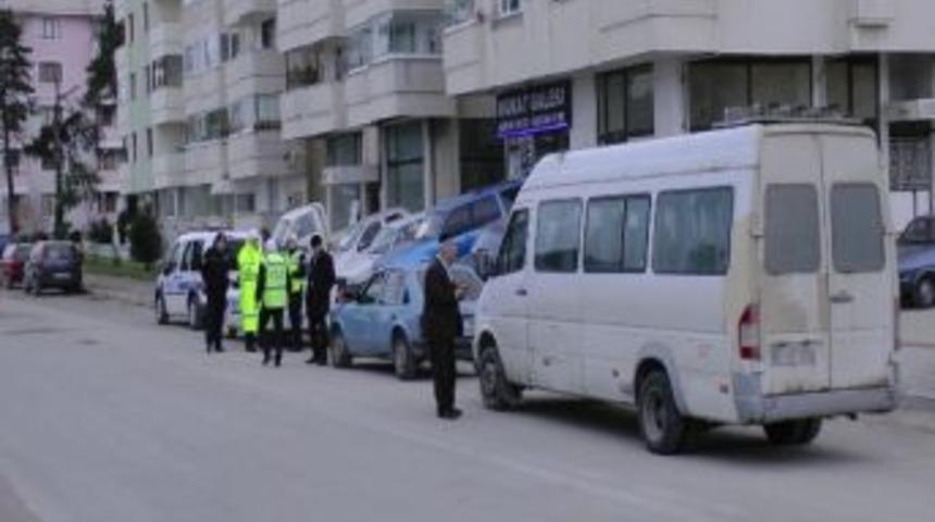 Ak&ccedil;akoca'da Trafik Ekipleri G&ouml;z A&ccedil;tırmıyor