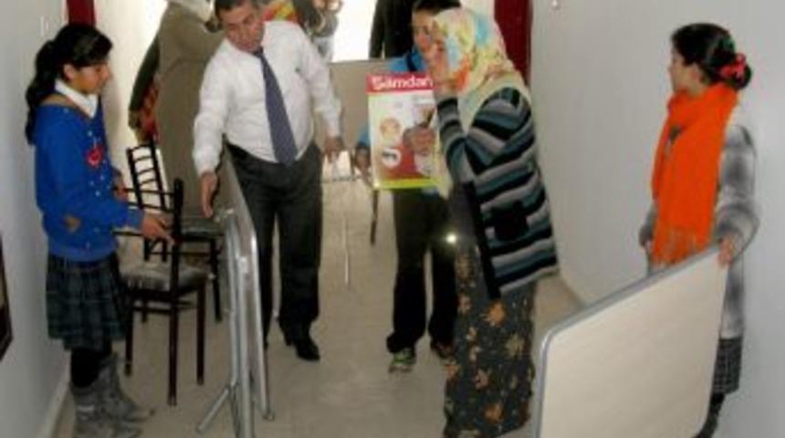 Araban Kaymakamlığından Fakir Öğrencilere Yardım