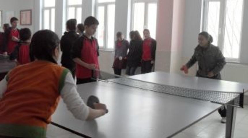 Kız &Ouml;ğrenciler, Masa Tenis Turnuvasında Stres Attı