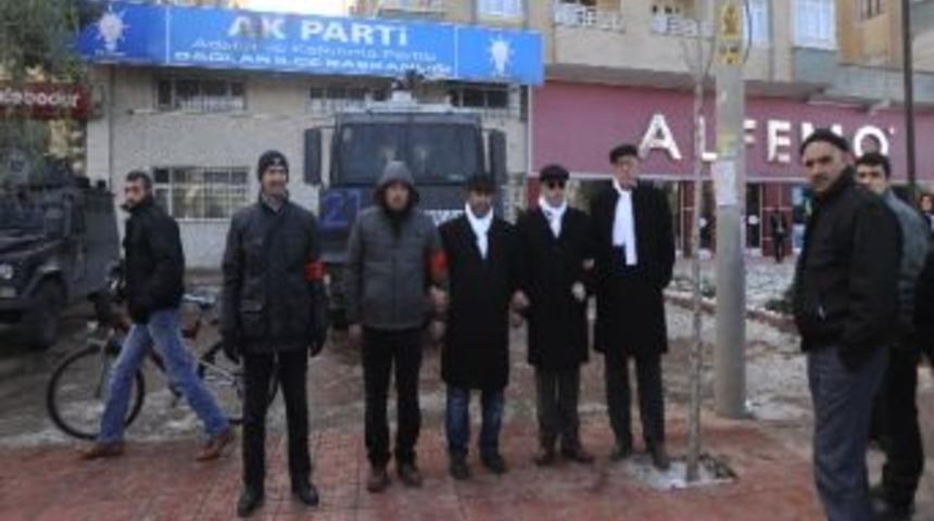 (&ouml;zel Haber) Bdp'liler Ak Parti Binası Ve Polis İ&ccedil;in G&uuml;venlik Kordonu Oluşturdu