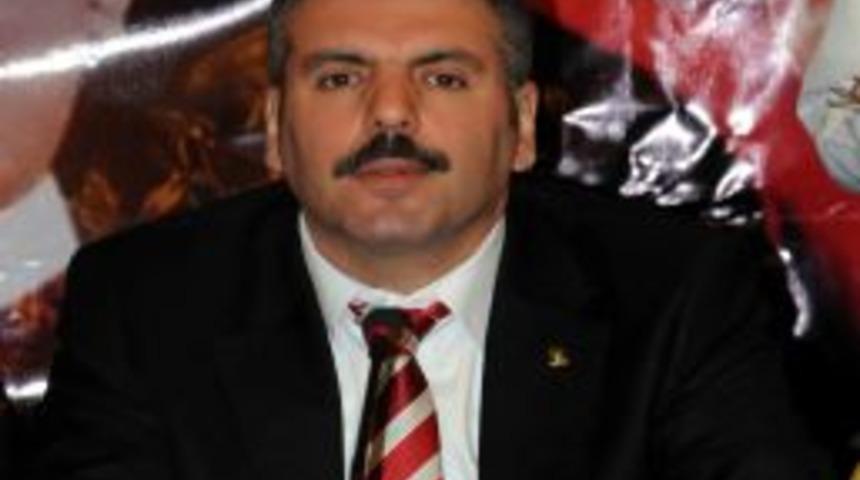 "Muhalefet Hizmetlerin &Ouml;n&uuml;n&uuml; Tıkamakla Meşgul"