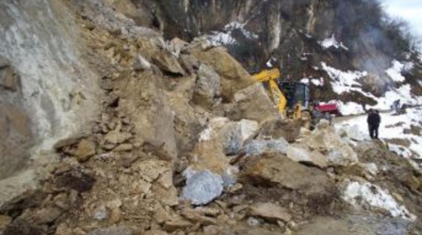 Giresun&rsquo;da Heyelan Belde Yolunu Ulaşıma Kapattı