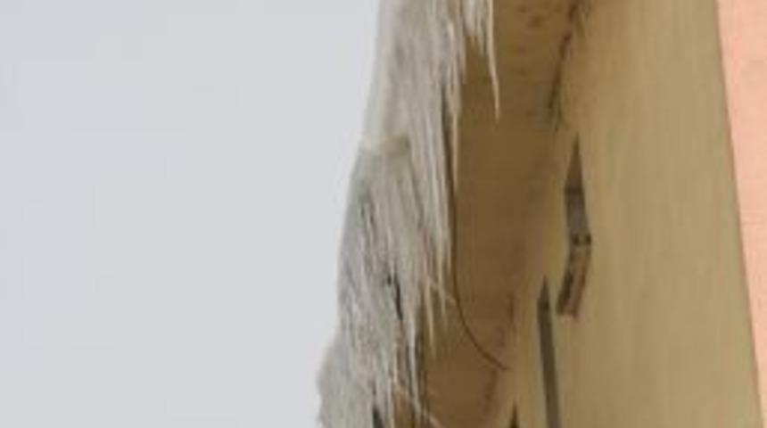 Sa&ccedil;aklardaki Buzlar Tehlike Oluşturuyor