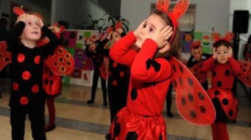 Minikler Kep Fırlattı