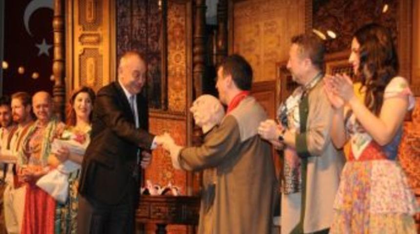 Bezirgan, Manisalı Tiyatro Severlerle Buluştu