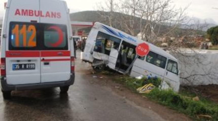 TIR'la &ouml;ğretmen servisi &ccedil;arpıştı: 1 &ouml;l&uuml;, 6 yaralı