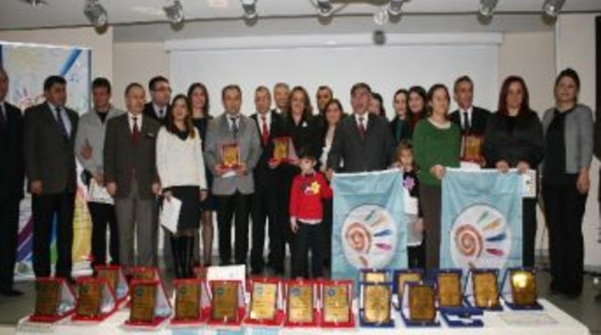 D&uuml;zce Milli Eğitim M&uuml;d&uuml;rl&uuml;ğ&uuml; Başarılı Okulları &Ouml;d&uuml;llendirdi