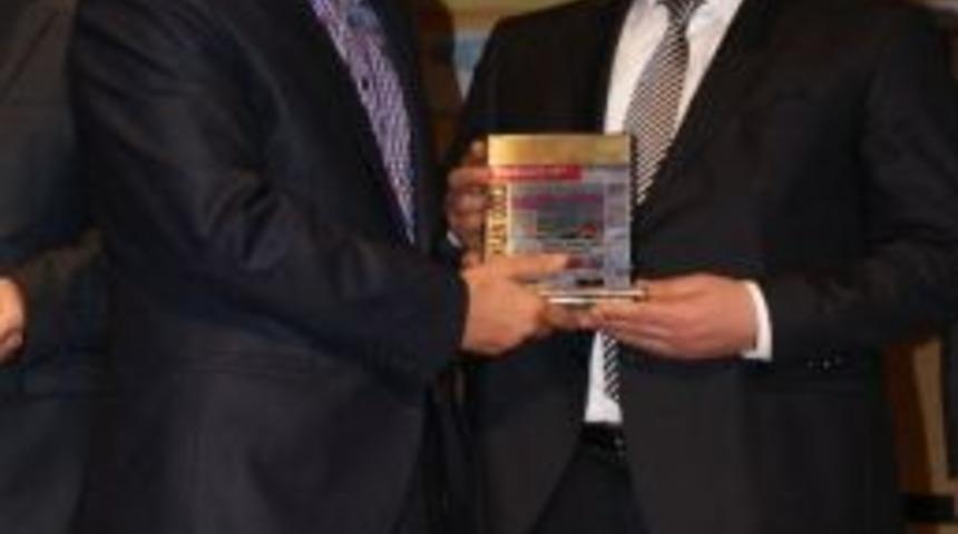 Başkan G&ouml;zen&rsquo;e &Ouml;d&uuml;l