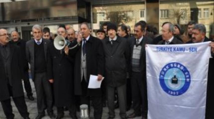 T&uuml;rk B&uuml;ro Sendikası, Sgk Binası &Ouml;n&uuml;nde Eylem Yaptı