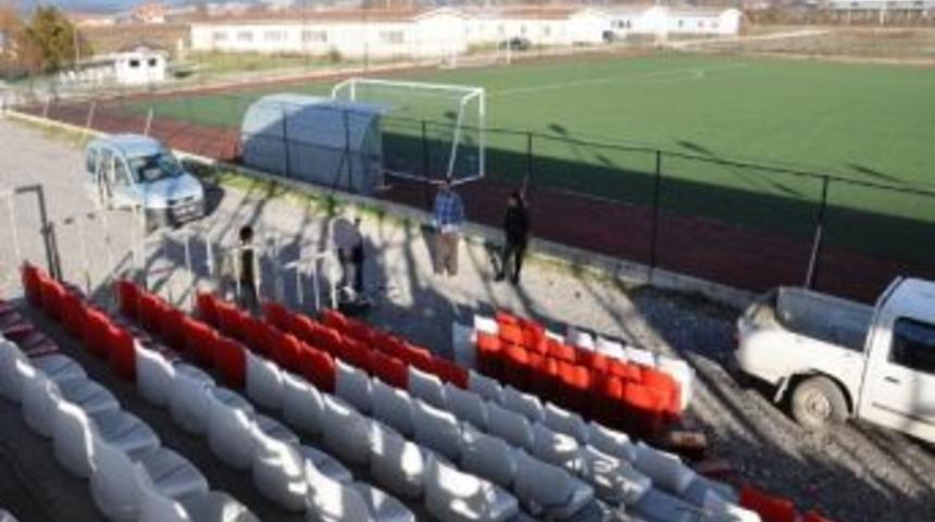 D&uuml;zce Şıralık Trib&uuml;n&uuml;ne Koltuklar Takılıyor