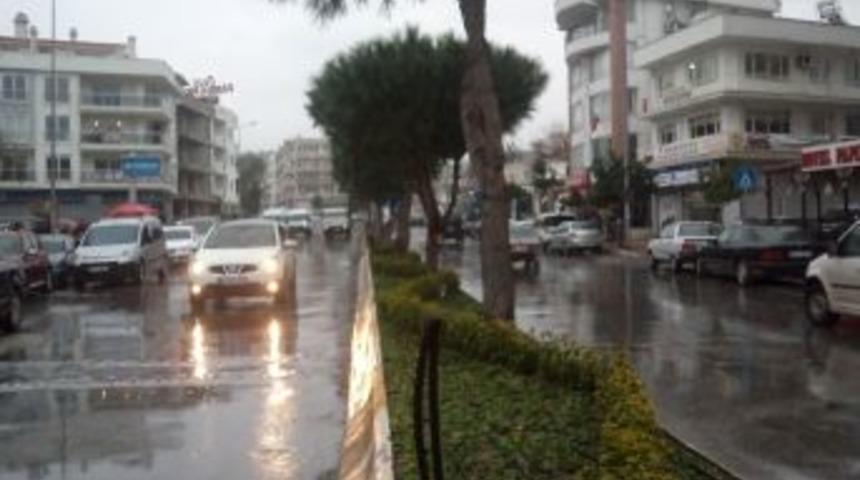 Sağanak Yağmur Kuşadası'nı G&ouml;le &Ccedil;evirdi