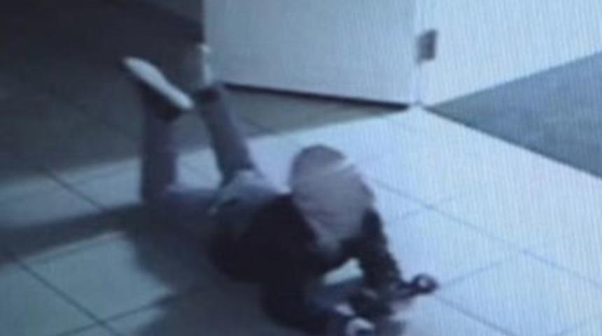 Güvenlik kamerasından sürünerek gizlenmeye çalıştılar