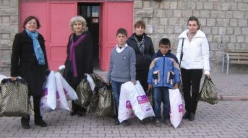 T&uuml;rk Anneler Derneğinden 200 &Ouml;ğrenciye Bot Ve Mont