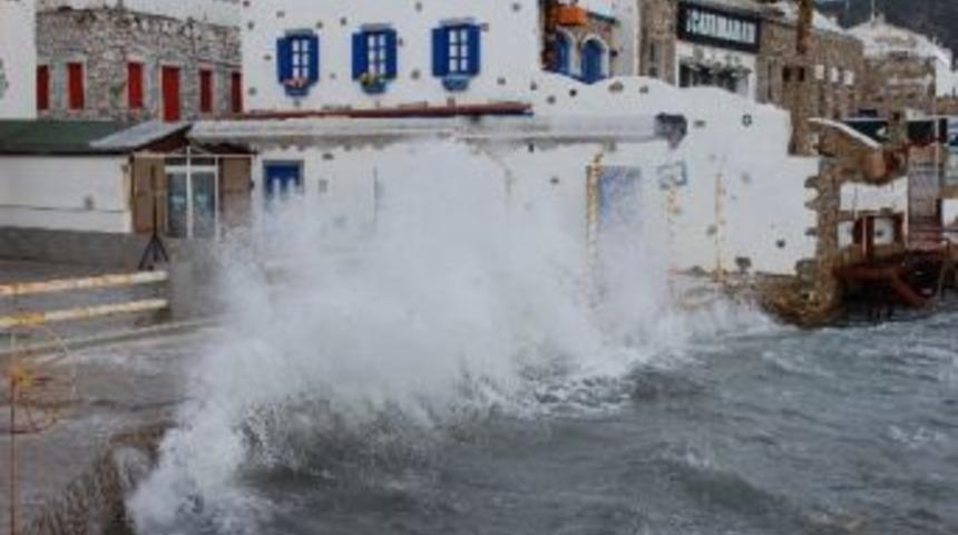 Fırtınanın Şiddeti Amat&ouml;r Kamerayla G&ouml;r&uuml;nt&uuml;lendi