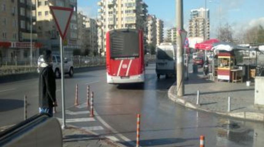 İzmir Soğukkuyu Kavşağı'nı Minib&uuml;sler Tehdit Ediyor
