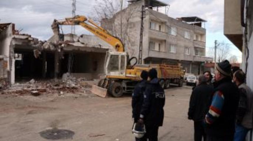 Osmangazi'de Ka&ccedil;ak Bina Yıkımları S&uuml;r&uuml;yor