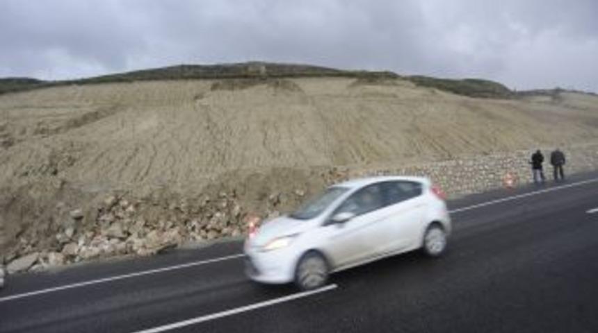 &Ccedil;anakkale'de Yolun Istinat Duvarı &Ccedil;&ouml;kt&uuml;