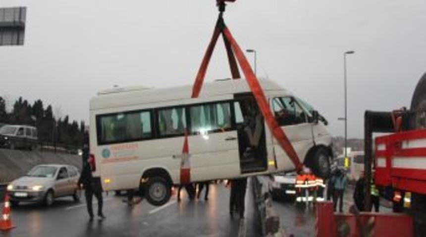 Minib&uuml;s Metrob&uuml;s Yoluna Daldı: 3 Yaralı