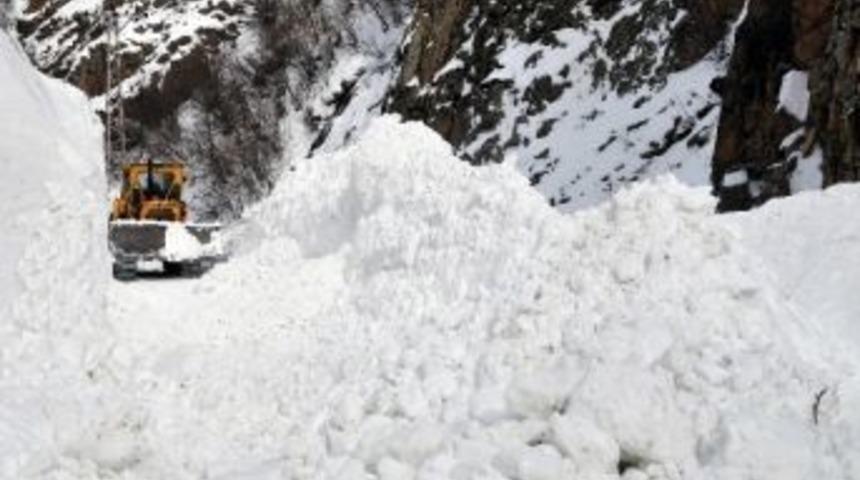 K&uuml;rt&uuml;n&rsquo;de 30 Hanenin Yaşadığı K&ouml;ylerin Yoluna D&uuml;şen &Ccedil;ığ Temizlendi