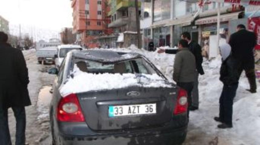 Sa&ccedil;aktan D&uuml;şen Buz K&uuml;tlesi Otomobili Kullanılmaz Hale Getirdi