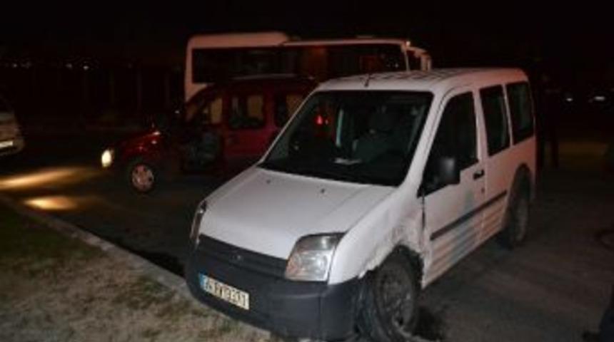 İki Ara&ccedil; Kavşakta &Ccedil;arpıştı; 1 Yaralı