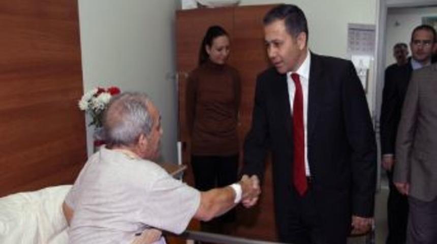 Vali&rsquo;den Hasta Olan Şehit Babasına Ziyaret