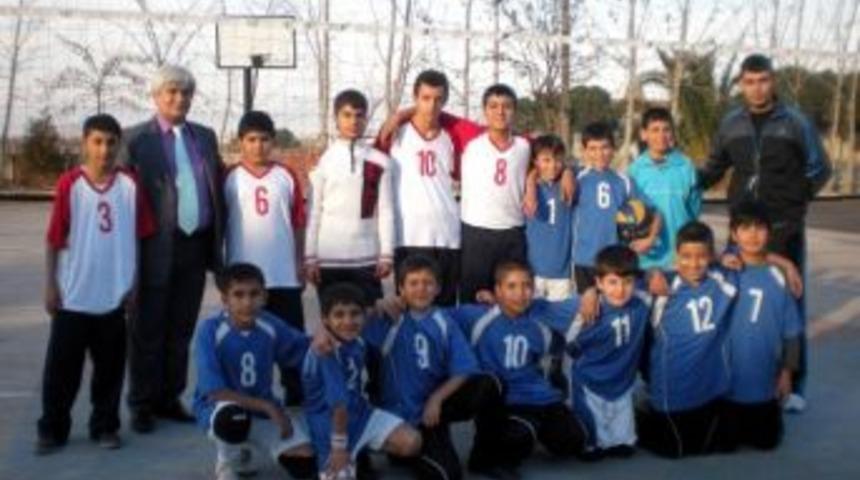 Akaydın Ortaokulu Voleybol Takımları Başarıdan Başarıya Koşuyor