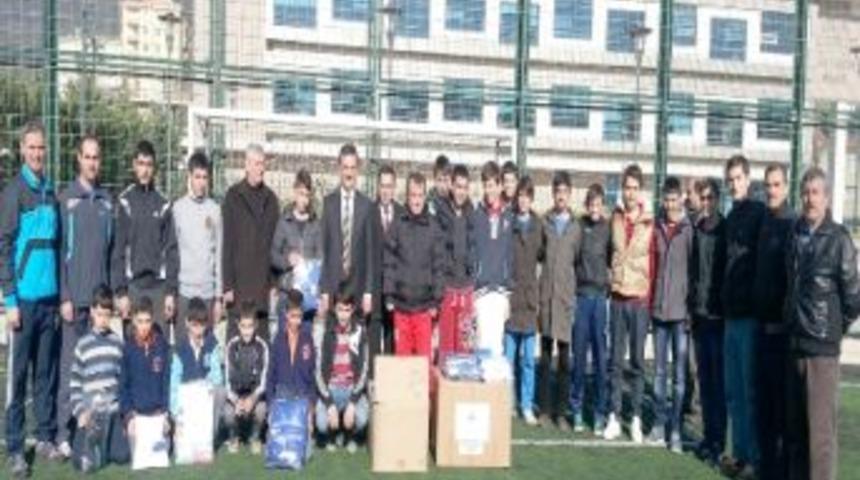 Gemlik Belediye Spor&rsquo;a Malzeme Desteği