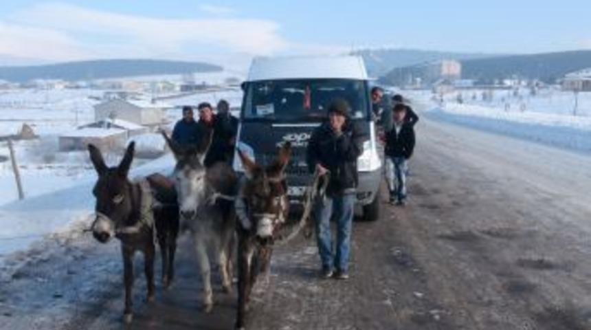 Soğuktan Donan Minib&uuml;s&uuml; Eşekle &Ccedil;ektiler