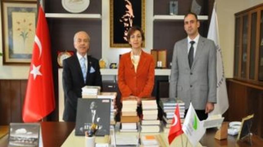 D&uuml;zce &Uuml;niversitesi'ne 250 Adet Kitap Bağışı