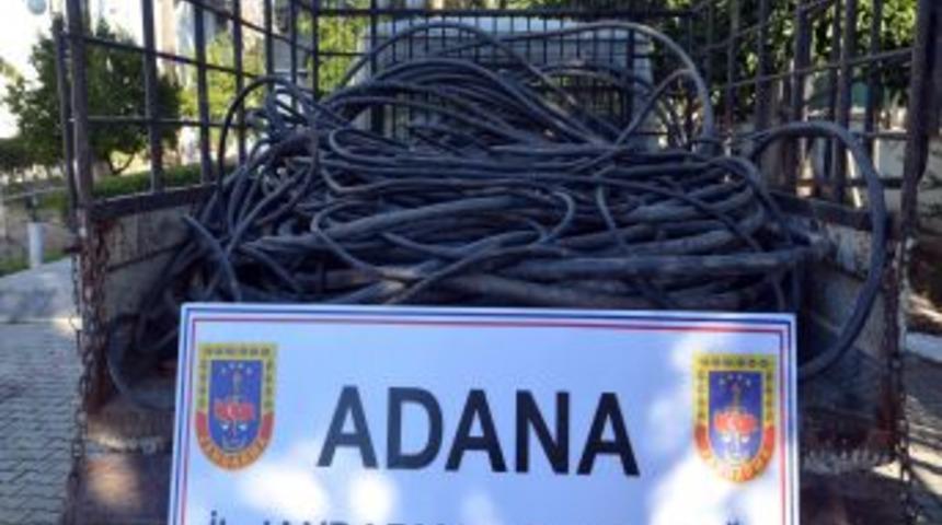 Bek&ccedil;iyi Bağlayıp 500 Metre Bakır Kabloyu &Ccedil;aldılar