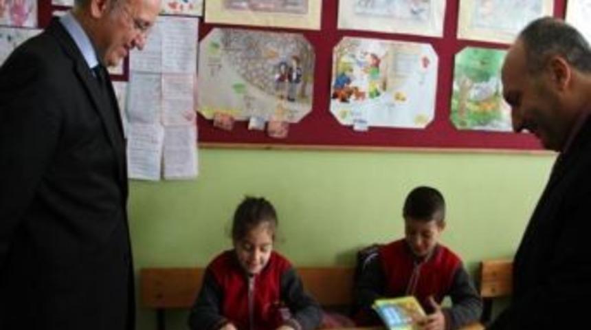 Vali Veysel Yurdakul Okul Ziyaretlerini S&uuml;rd&uuml;r&uuml;yor