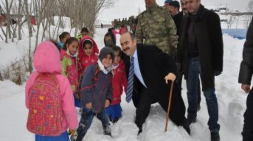 Vali Aydın Kardan Yolu Kapalı K&ouml;ye Helikopterle Gitti