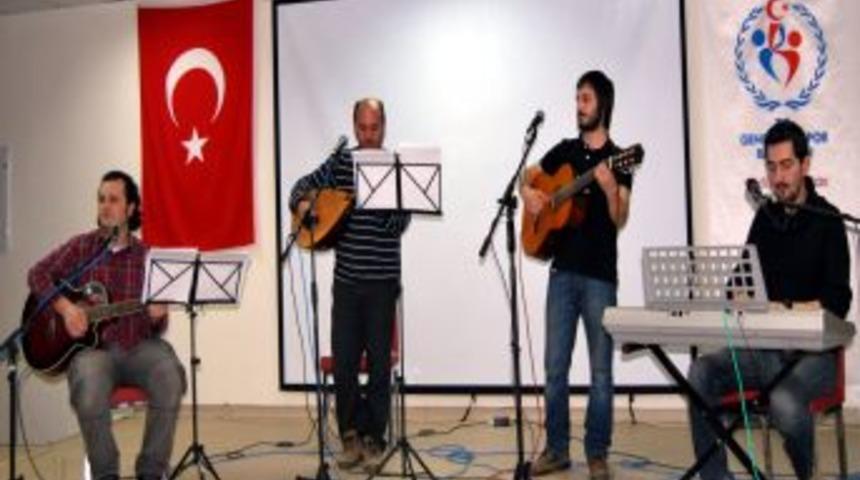 Vakfıkebir'de Gen&ccedil;ler Halk M&uuml;ziği Konserinde Stres Attı