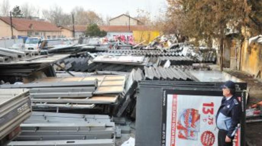 B&uuml;y&uuml;kşehir Zabıtası, Ka&ccedil;ak Ilan Panolarını Topladı