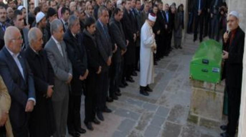 AK Parti'li Akman&rsquo;ın Kazada &Ouml;len Yeğeni Toprağa Verildi