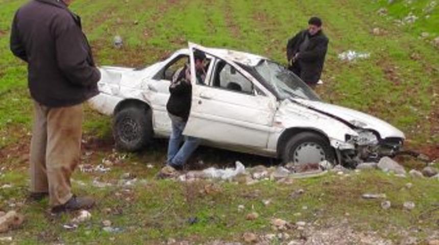 S&uuml;r&uuml;c&uuml;s&uuml; Uyuyan Otomobil Şarampole Yuvarlandı: 1 &Ouml;l&uuml;, 2 Yaralı