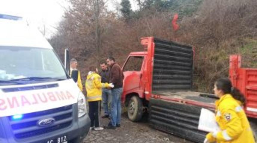 Kamyon, &Uuml;st Yoldan Alt Yola U&ccedil;tu, S&uuml;r&uuml;c&uuml; Hafif Yaralandı