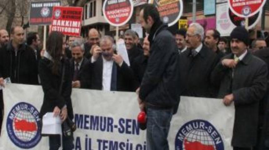 Kıyafet &Ouml;zg&uuml;rl&uuml;ğ&uuml; İ&ccedil;in Kravatlarını &Ccedil;ıkardılar