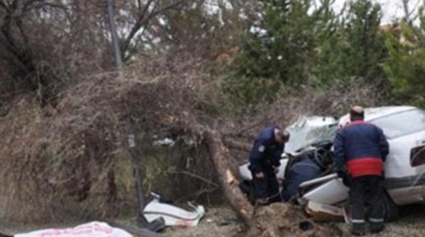 Durakta bekleyen kadını ezdi