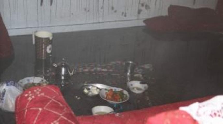 Elektrik Sobasından &Ccedil;ıkan Yangın Evi K&uuml;l Etti