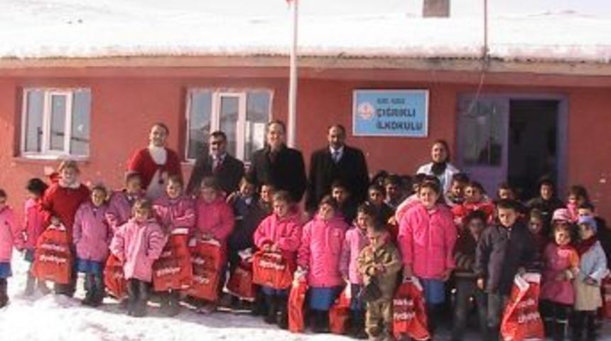 Susuz&rsquo;un &Ccedil;ığrıklı K&ouml;y&uuml;nde &Ouml;ğrencilere Giyecek Yardımı Yapıldı