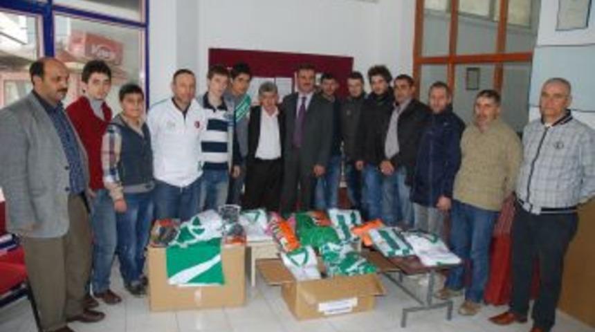 Gemlik belediyesinden futbol ve voleybola malzeme desteği