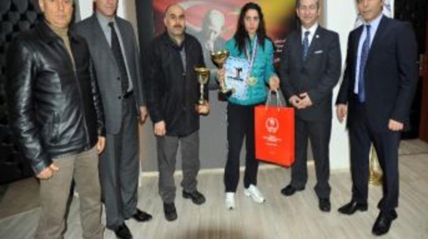 Trabzonlu Kick Boks D&uuml;nya Şampiyonu Bayan Sporcuya &Ouml;d&uuml;l