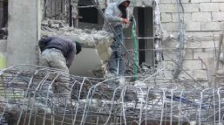 Soğuk Havaya Rağmen Ekmeklerini Taştan &Ccedil;ıkarıyorlar