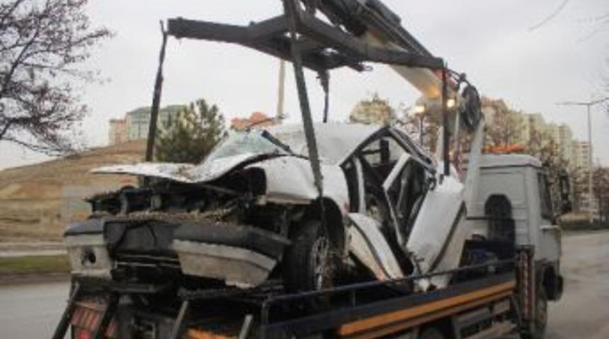 &Ouml;nce Yayaya Ardından Ağaca &Ccedil;arptı: 2 &Ouml;l&uuml;