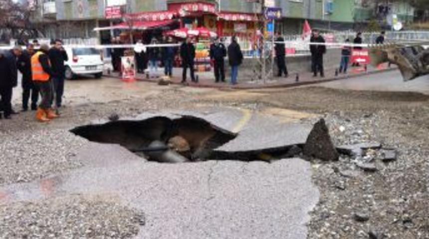 Seyir Halindeki Otomobil, Patlayan Su Şebekesinin A&ccedil;tığı &Ccedil;ukura D&uuml;şt&uuml;