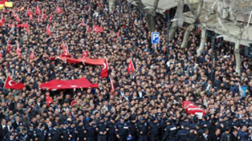 Şehit polisi 10 bin kişi uğurladı