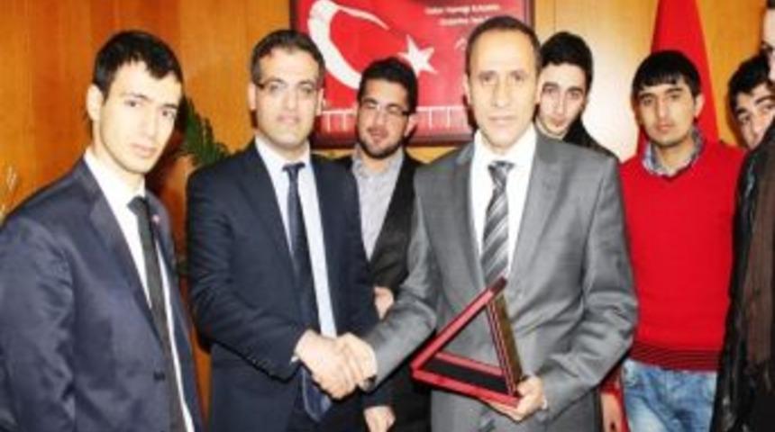 F&uuml;'de Eğitim G&ouml;ren Azerbaycanlı &Ouml;ğrencilerden Rekt&ouml;r Prof. Dr. Demirdağ&rsquo;a Ziyaret