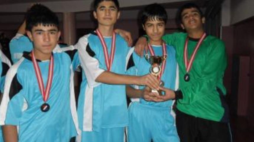 Aydıncık &Ccedil;ok Programlı Lisesi Futsalda 3&rsquo;&uuml;nc&uuml; Oldu